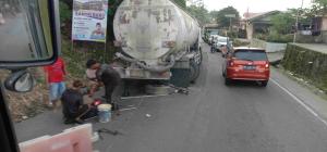 Truk Molen Patah As Roda, Jalan Lintas Padang Panjang-Bukit Tinggi Macet Total
